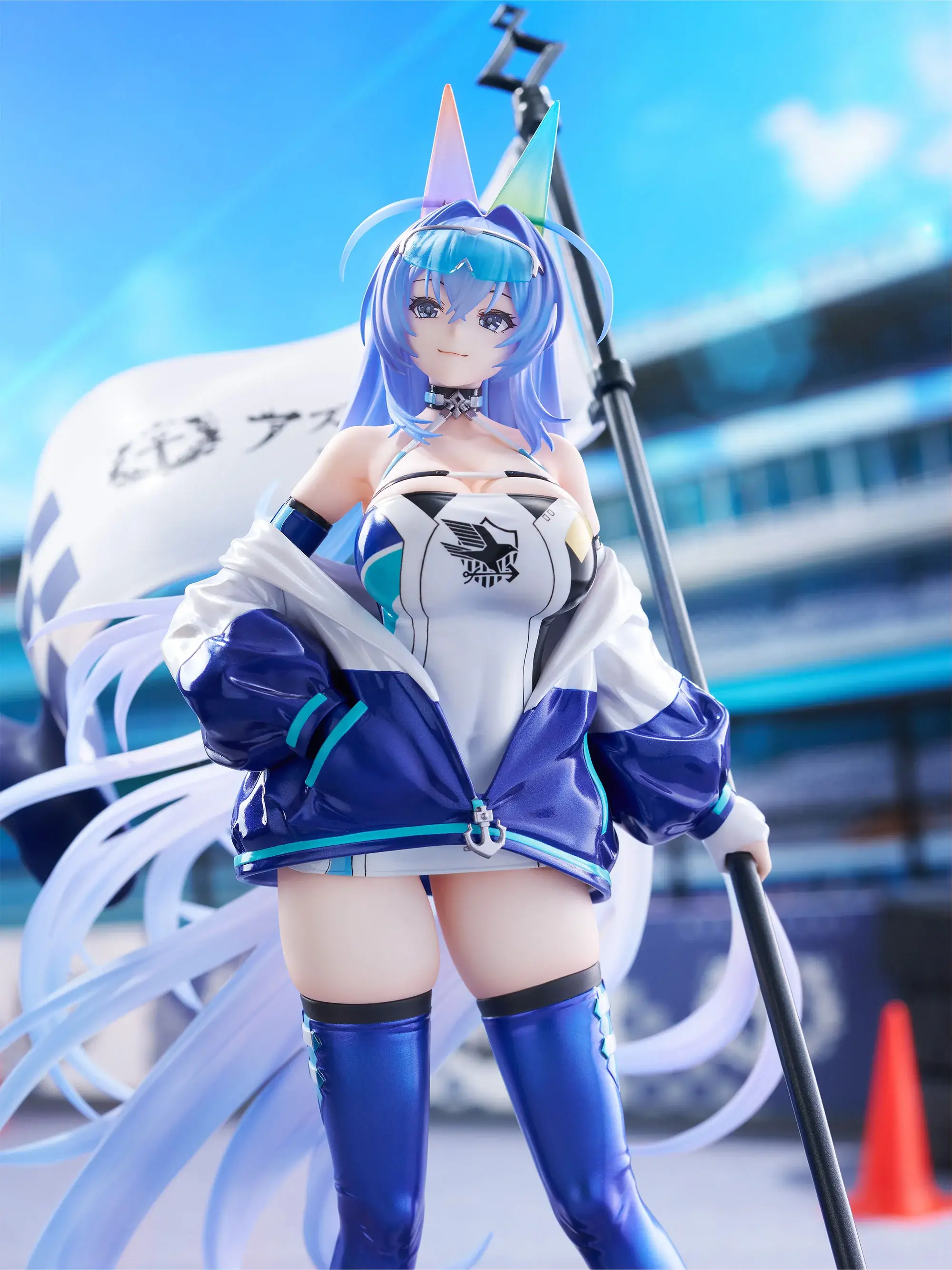 Figurine New Jersey IRF2024ver. d'Azur Lane par F:NEX (Furyu), tenue race queen bleue métallisée avec drapeau de course